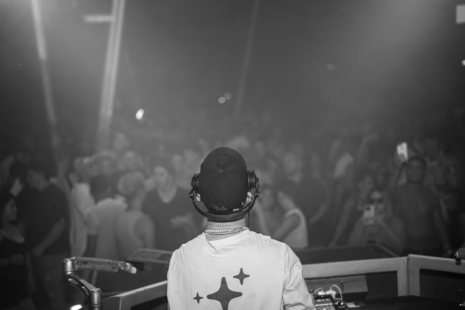 DJ profesional en consola durante evento en vivo