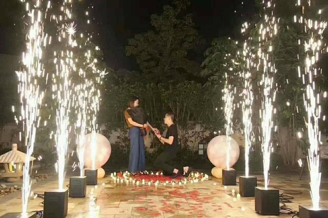 Pedida de mano con fuentes de chispas frías y decoración romántica